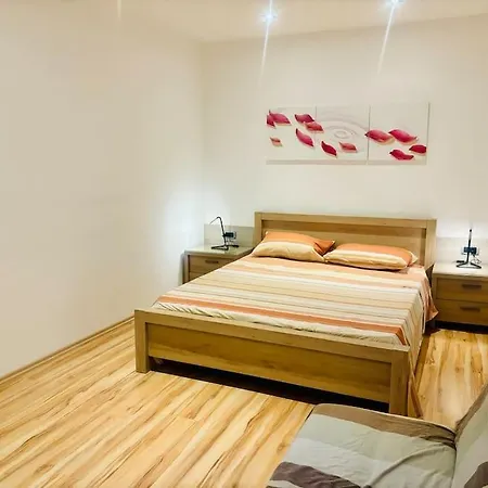 One Bedroom 10 Min Walk To The *